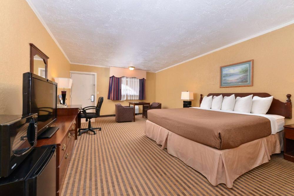 Deluxe King Room interior